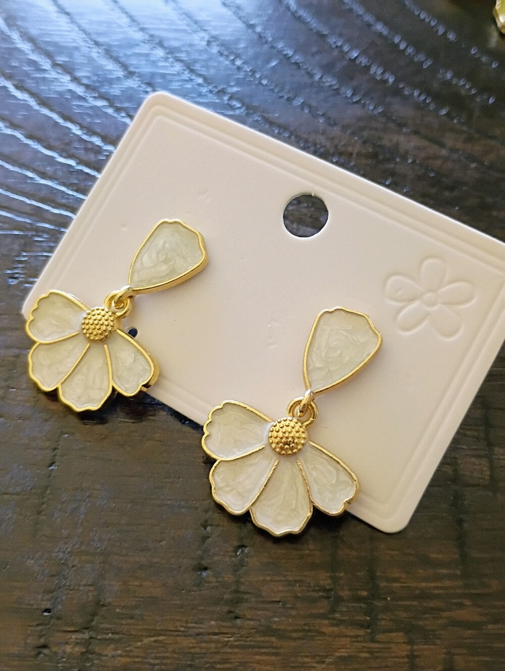 New Elegant Gold and White Floral Earrings